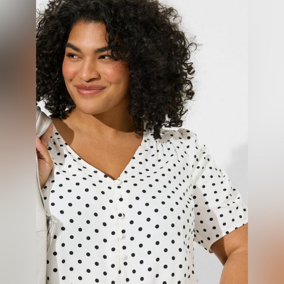 NWT torrid size 3 Harper Georgette V-Neck Ruched Sleeve Blouse white polka dots - Picture 5 of 6